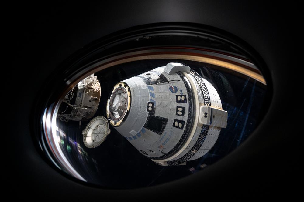 Starliner u ISS. Návratová kabina bez posádky sice přistála v pořádku, ale certifikaci pro pilotované lety však nezískala. Dodnes není jasné, jak daleko je Boeing s úpravami servisního modulu. Společnost už na projektu Starliner prodělala přes 2 miliardy dolarů (Zdroj: NASA)
